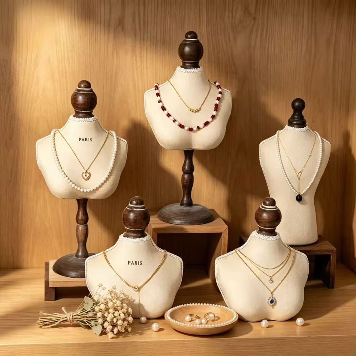 Body Jewelry Display Ideas - Vintage Holz-Schmuckständer in Büstenform mit Spitzenbesatz,